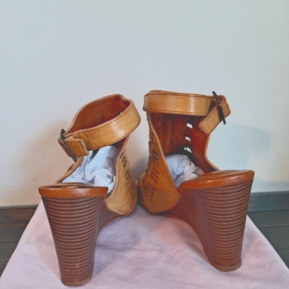 ๐ค Dollhouse Snicker Tan Peep Toe Wedge Heel Sandals - Picture 5 of 8